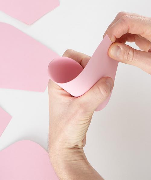 Как сделать бумажные цветы для украшения комнаты. Мастер-класс: объемные цветы для украшения стены своими руками