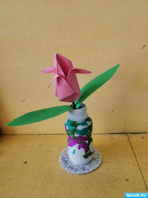 Можно ли использовать оригами в качестве подарков или сувениров к весне. Подарок для мамы на 8 марта. Поделка из пластиковых баночек и цветной бумаги «Оригами — тюльпан» с детьми 5–6 лет