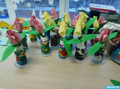 Можно ли использовать оригами в качестве подарков или сувениров к весне. Подарок для мамы на 8 марта. Поделка из пластиковых баночек и цветной бумаги «Оригами — тюльпан» с детьми 5–6 лет