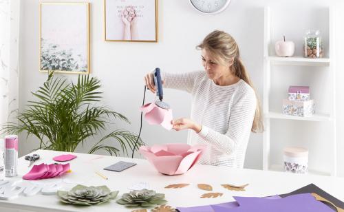 Как сделать бумажные цветы для украшения комнаты. Мастер-класс: объемные цветы для украшения стены своими руками