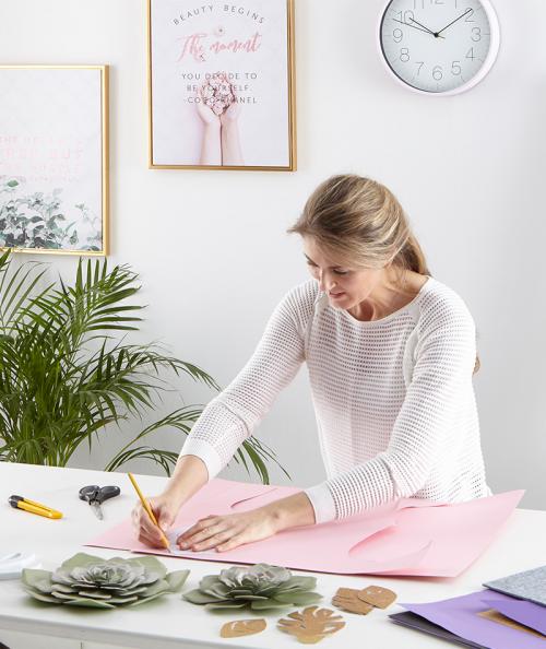 Как сделать бумажные цветы для украшения комнаты. Мастер-класс: объемные цветы для украшения стены своими руками