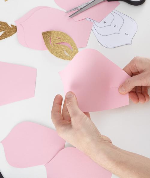 Как сделать бумажные цветы для украшения комнаты. Мастер-класс: объемные цветы для украшения стены своими руками