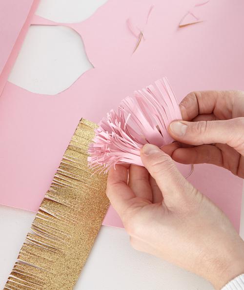 Как сделать бумажные цветы для украшения комнаты. Мастер-класс: объемные цветы для украшения стены своими руками