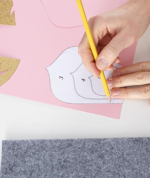 Как сделать бумажные цветы для украшения комнаты. Мастер-класс: объемные цветы для украшения стены своими руками