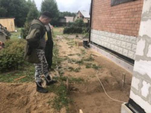 Уклон отмостки на 1 м СНиП. Какой уклон отмостки на должен быть на 1 метр ширины