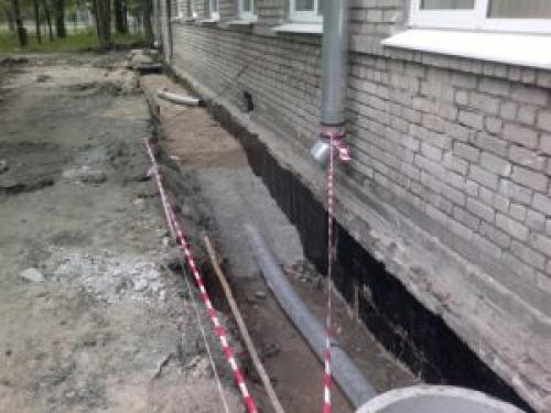 Уклон отмостки на 1 м СНиП. Какой уклон отмостки на должен быть на 1 метр ширины