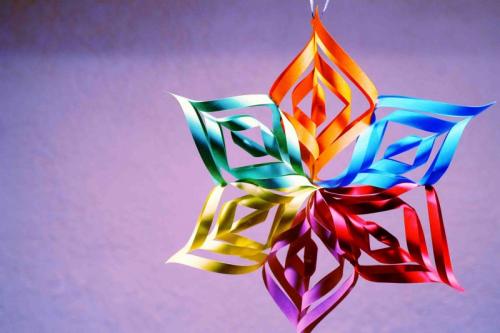 Как выбрать цветовую гамму для бумажных украшений в комнате. Украшения из бумаги своими руками: как сделать шаблон и особенности изготовления украшений (100 фото + инструкции)