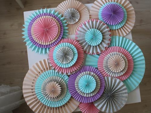Как выбрать цветовую гамму для бумажных украшений в комнате. Украшения из бумаги своими руками: как сделать шаблон и особенности изготовления украшений (100 фото + инструкции)