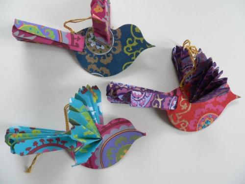 Как выбрать цветовую гамму для бумажных украшений в комнате. Украшения из бумаги своими руками: как сделать шаблон и особенности изготовления украшений (100 фото + инструкции)