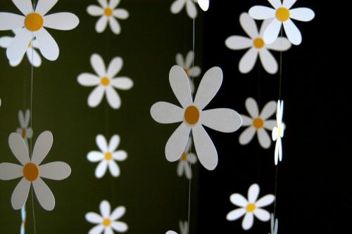 Как выбрать цветовую гамму для бумажных украшений в комнате. Украшения из бумаги своими руками: как сделать шаблон и особенности изготовления украшений (100 фото + инструкции)