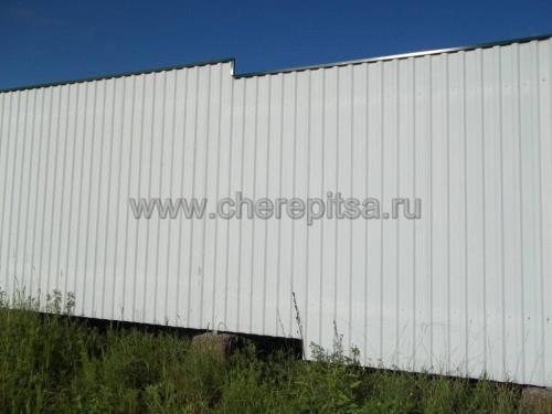 Удобство и практичность: забор из одностороннего профнастила 02