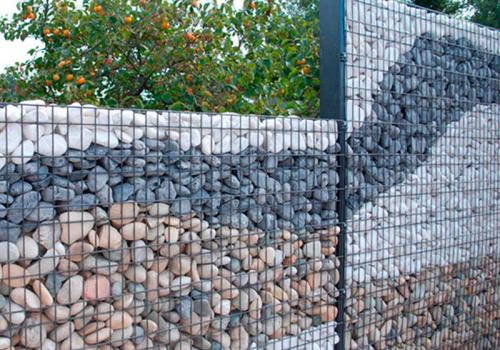 Можно ли комбинировать оцинкованный забор с другими материалами. Преимущества и виды комбинированных заборов из профлиста и рабицы