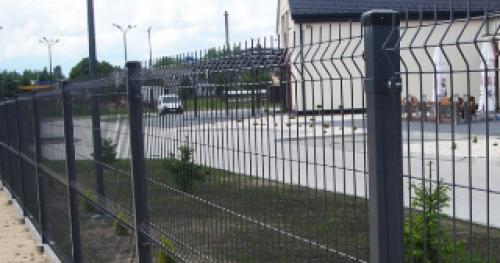 Каковы особенности установки оцинкованных заборов в Москве. Монтаж оцинкованного 3D забора в Москве