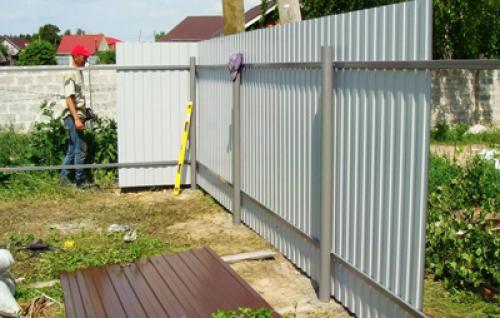 Можно ли устанавливать забор из профнастила Эконом своими руками. Самостоятельная установка забора