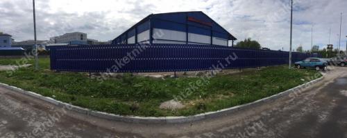 Какие требования к обслуживанию штакетного забора из профнастила. Промежуток при двухстороннем заполнении (шахматкой)