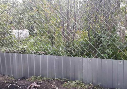 Можно ли комбинировать оцинкованный забор с другими материалами. Преимущества и виды комбинированных заборов из профлиста и рабицы