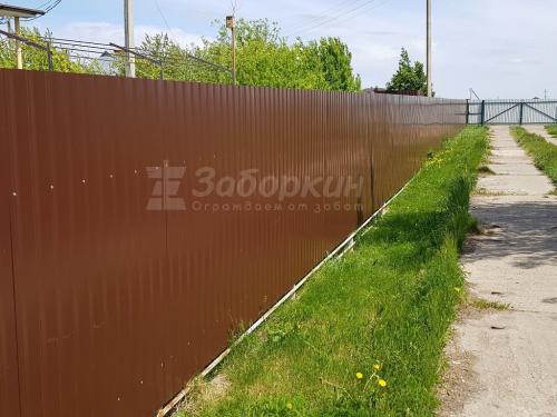 Удобство и практичность: забор из одностороннего профнастила 03