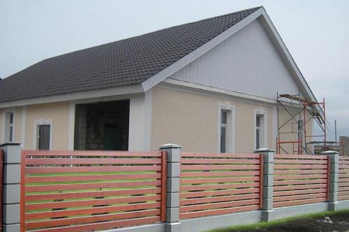 Как влияет дизайн забора из профнастила на его функциональность. Забор из профнастила: два варианта