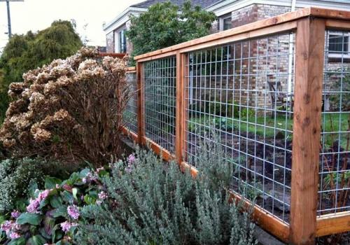 Можно ли комбинировать оцинкованный забор с другими материалами. Преимущества и виды комбинированных заборов из профлиста и рабицы