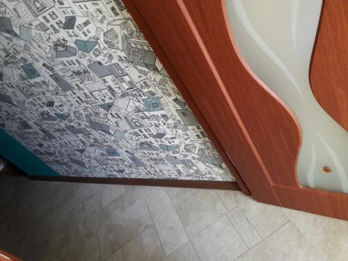 Плинтус под цвет пола, что за безвкусица. помогите с цветом плинтуса!