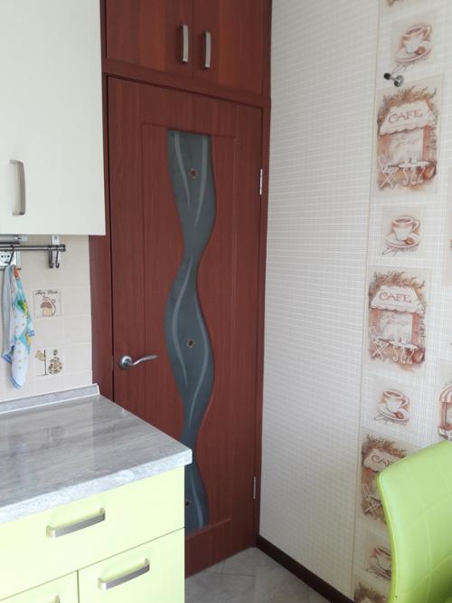 Плинтус под цвет пола, что за безвкусица. помогите с цветом плинтуса!