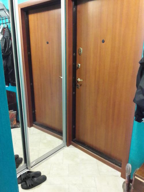 Плинтус под цвет пола, что за безвкусица. помогите с цветом плинтуса!