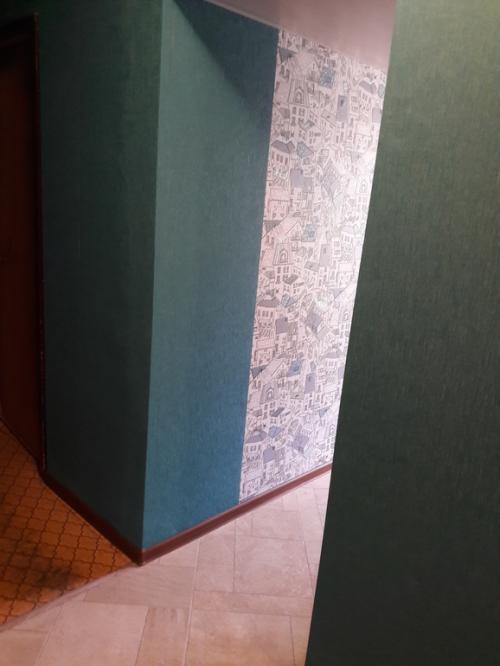 Плинтус под цвет пола, что за безвкусица. помогите с цветом плинтуса!