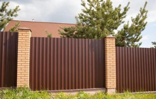 Какие преимущества использования профнастила для забора с фундаментом. Преимущества и недостатки металлического забора