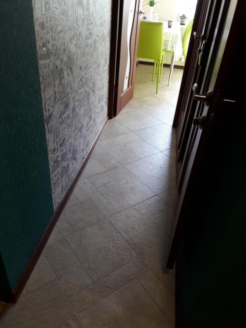 Плинтус в цвет дверей или пола. помогите с цветом плинтуса!