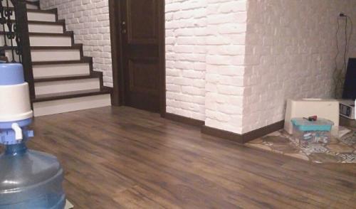 Как подобрать плинтус к ламинату по цвету. Выбор плинтуса к ламинату 10