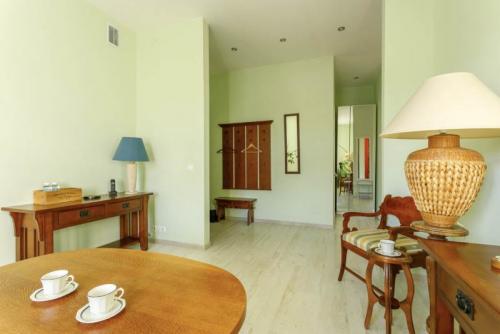 Напольный плинтус под цвет стен. Как выбрать плинтусы для пола – 50 фото и гид по выбору