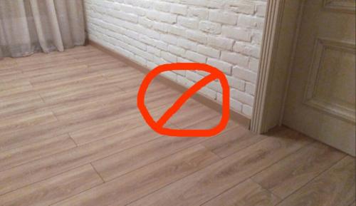 Плинтус под цвет пола, что за безвкусица. «Плинтус под цвет пола? Что за безвкусица!» — дизайнер пристыдил, но раскрыл карты, как грамотно подобрать плинтус
