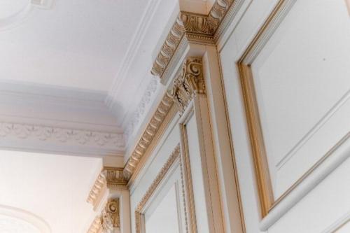 Модные плинтуса 2021. (+66 фото) Потолочный плинтус: типы, плюсы и минусы