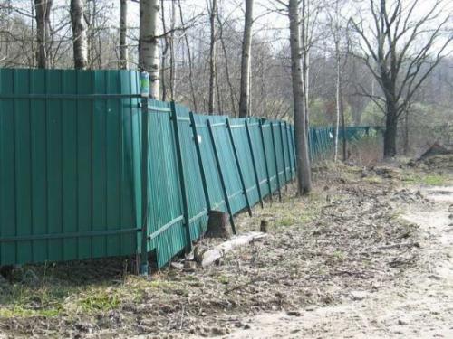 Забор из профнастила 2023. Конструкция с металлическими столбиками