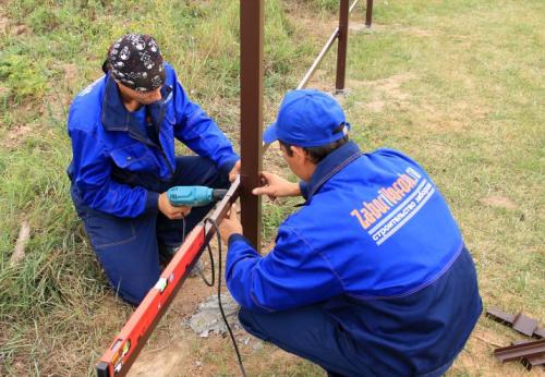 Устанавливаем металлический забор своими руками. Металлический забор из профлиста и штакетника своими руками: пошаговая инструкция