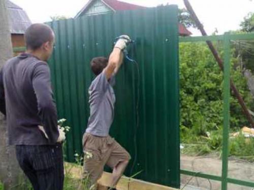 Забор из профнастила с установкой под ключ: все достоинства и нюансы 13 Забор из профнастила с установкой под ключ: все достоинства и нюансы 13