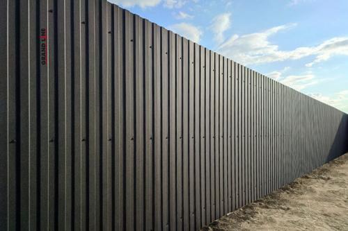 Забор из профнастила с установкой под ключ: все достоинства и нюансы 22 Забор из профнастила с установкой под ключ: все достоинства и нюансы 22