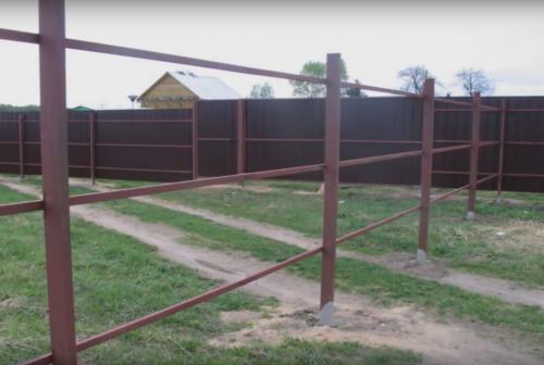 Забор из профнастила с установкой под ключ: все достоинства и нюансы 10 Забор из профнастила с установкой под ключ: все достоинства и нюансы 10