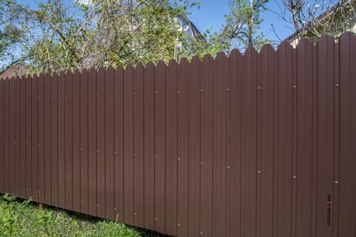 Забор из профнастила с установкой под ключ: все достоинства и нюансы 23 Забор из профнастила с установкой под ключ: все достоинства и нюансы 23