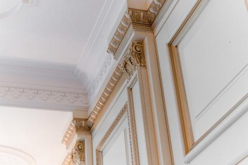 Выбор цвета плинтуса в интерьере. Светлый линолеум темный плинтус. Как подобрать плинтус к линолеуму и другим напольным покрытиям? 19 Выбор цвета плинтуса в интерьере. Светлый линолеум темный плинтус. Как подобрать плинтус к линолеуму и другим напольным покрытиям? 19