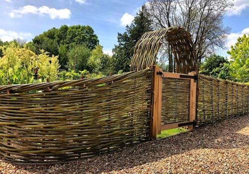 Виды заборов и ограждений. Заборы из дерева