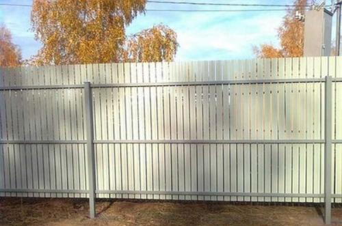 Забор из штакетника с двух сторон. Способы окраски