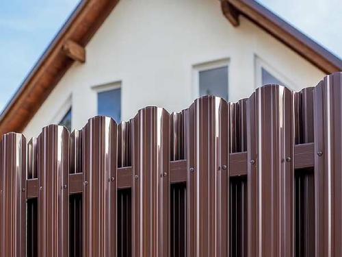 Забор из евроштакетника своими руками. Особенности евроштакетника