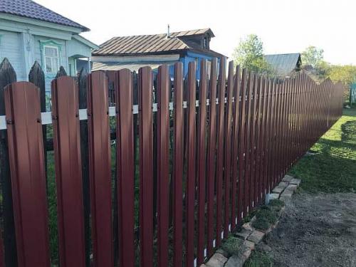 Забор из евроштакетника своими руками. Особенности евроштакетника