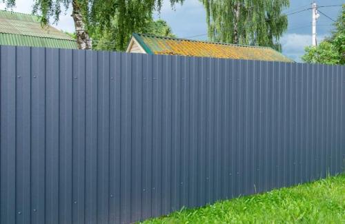 Какие есть бюджетные варианты для установки заборов. Что позволяет удешевить забор