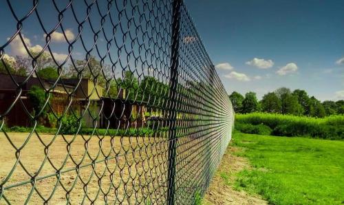 Какие есть бюджетные варианты для установки заборов. Что позволяет удешевить забор