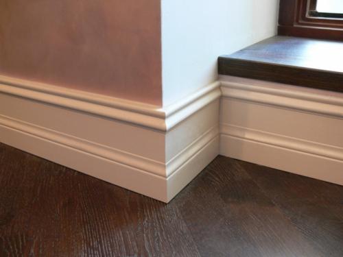 Белые плинтуса на пол. Правильный выбор плинтуса