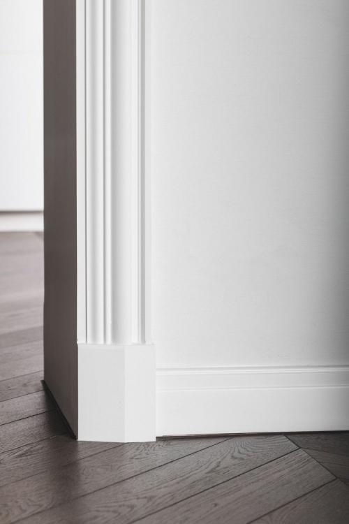 Белый плинтус в интерьере с темным полом. Белый плинтус с темным полом: дизайнерский «кант» для стен