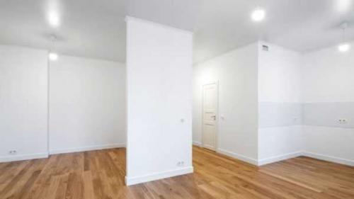 Белый плинтус и бежевые двери. Выбираем обрамление для пола