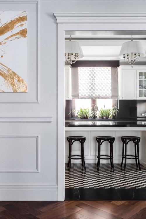 Белый плинтус в интерьере с темным полом. Белый плинтус с темным полом: дизайнерский «кант» для стен